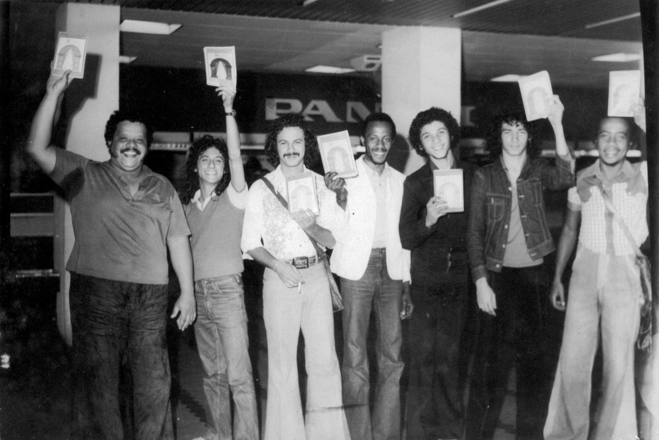 Tim Maia, Paulinho Guitarra, Paulinho Trompete, Roberto Rafael, Robson Jorge, and Beto Cajueiro all holding the book Cultura Racional whie at the Santos Dumont Airport, Rio de Janeiro, 1974. Photo courtesy of Paulinho Guitara.